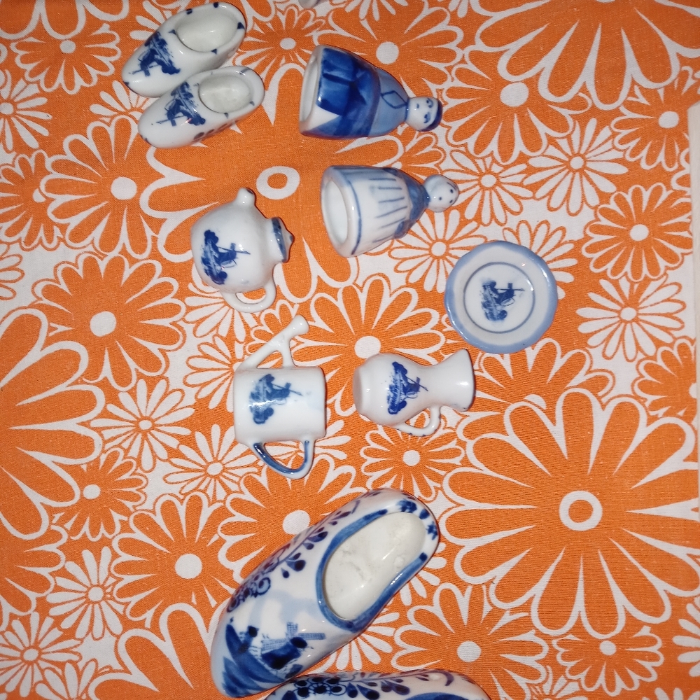 Delft Trinkets and Silver plate Spoons mini shoes - Picture 3 of 6
